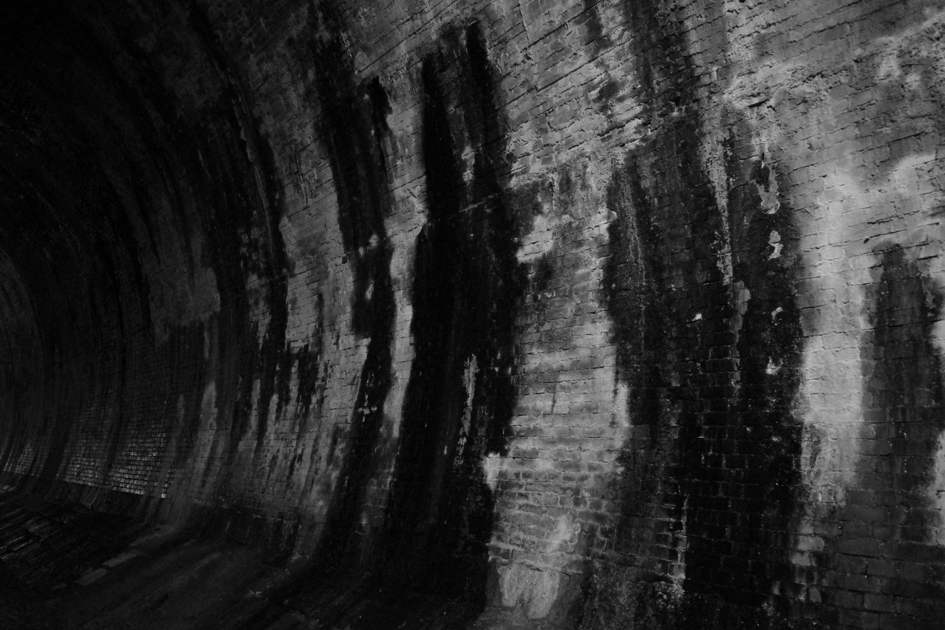 作例写真　モノクローム　コンパクトデジタルカメラ RICOH GRⅢ（GR3）　湊川隧道