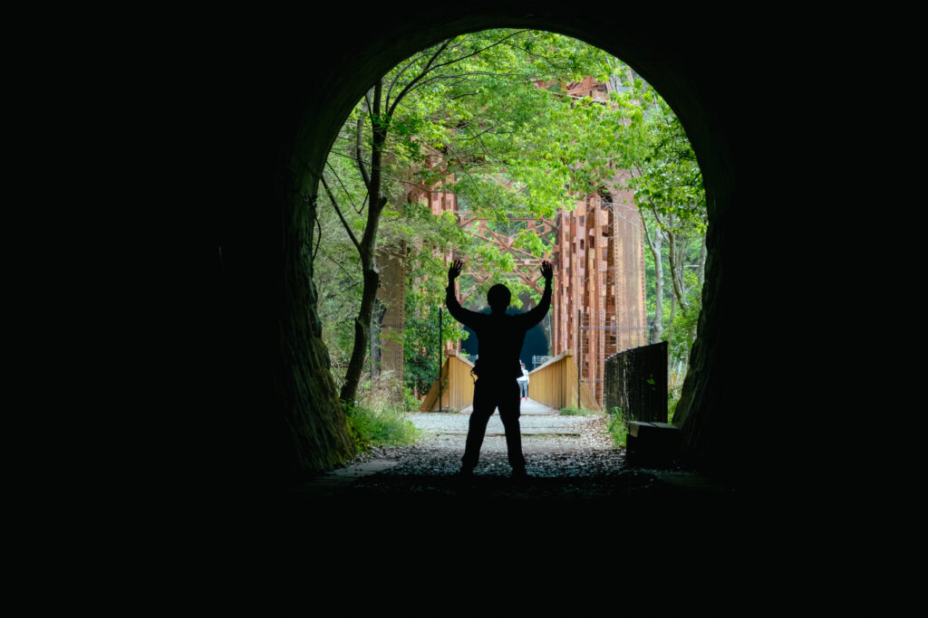 トンネルのシルエット　旧福知山線廃線敷ハイキング