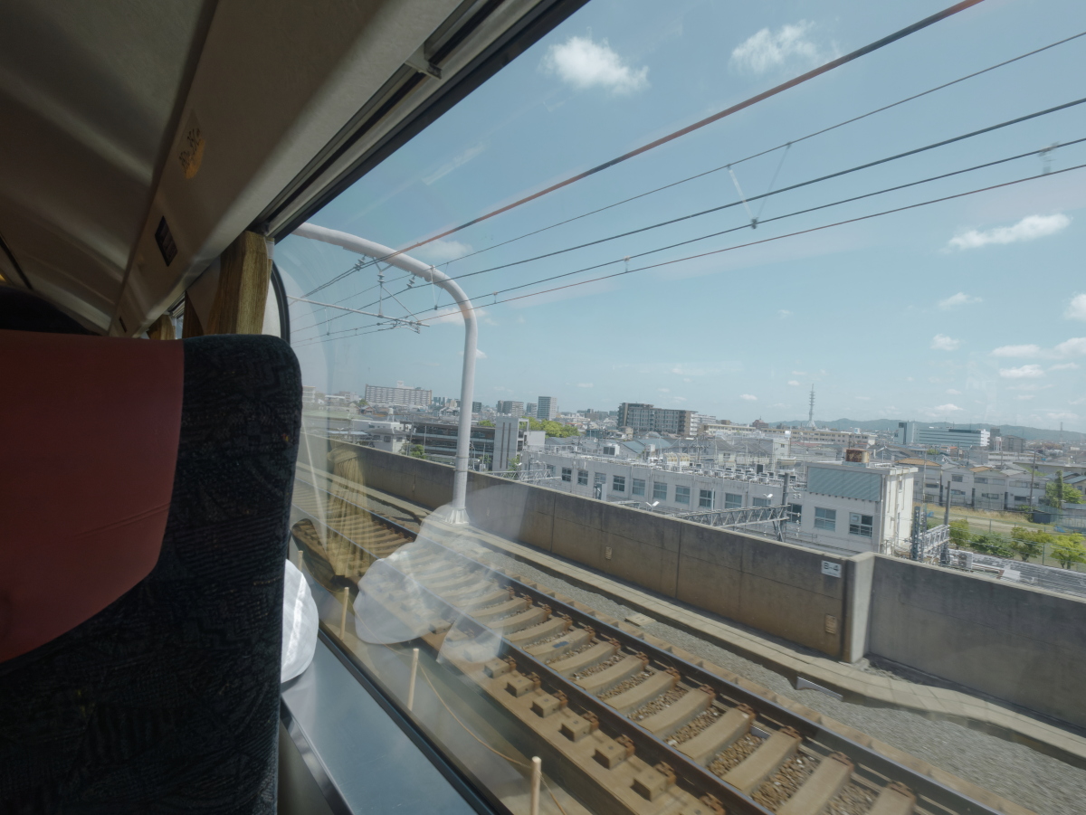 京阪電車二階建てのダブルデッカーからの眺め
