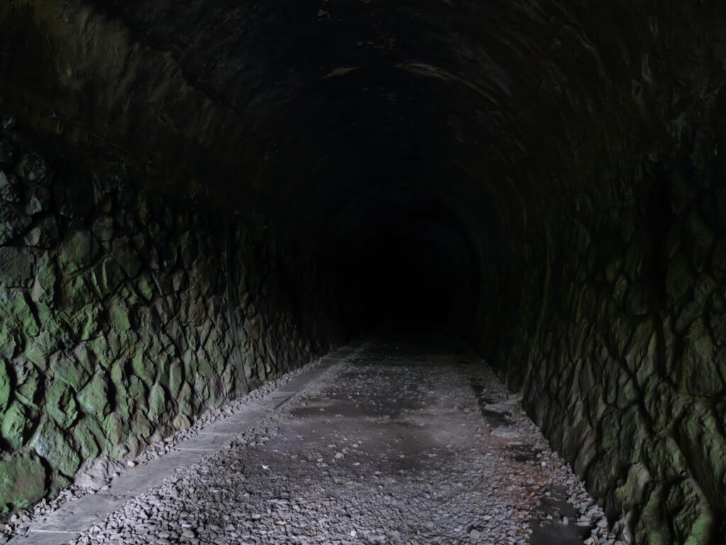 照明のない真っ暗なトンネル