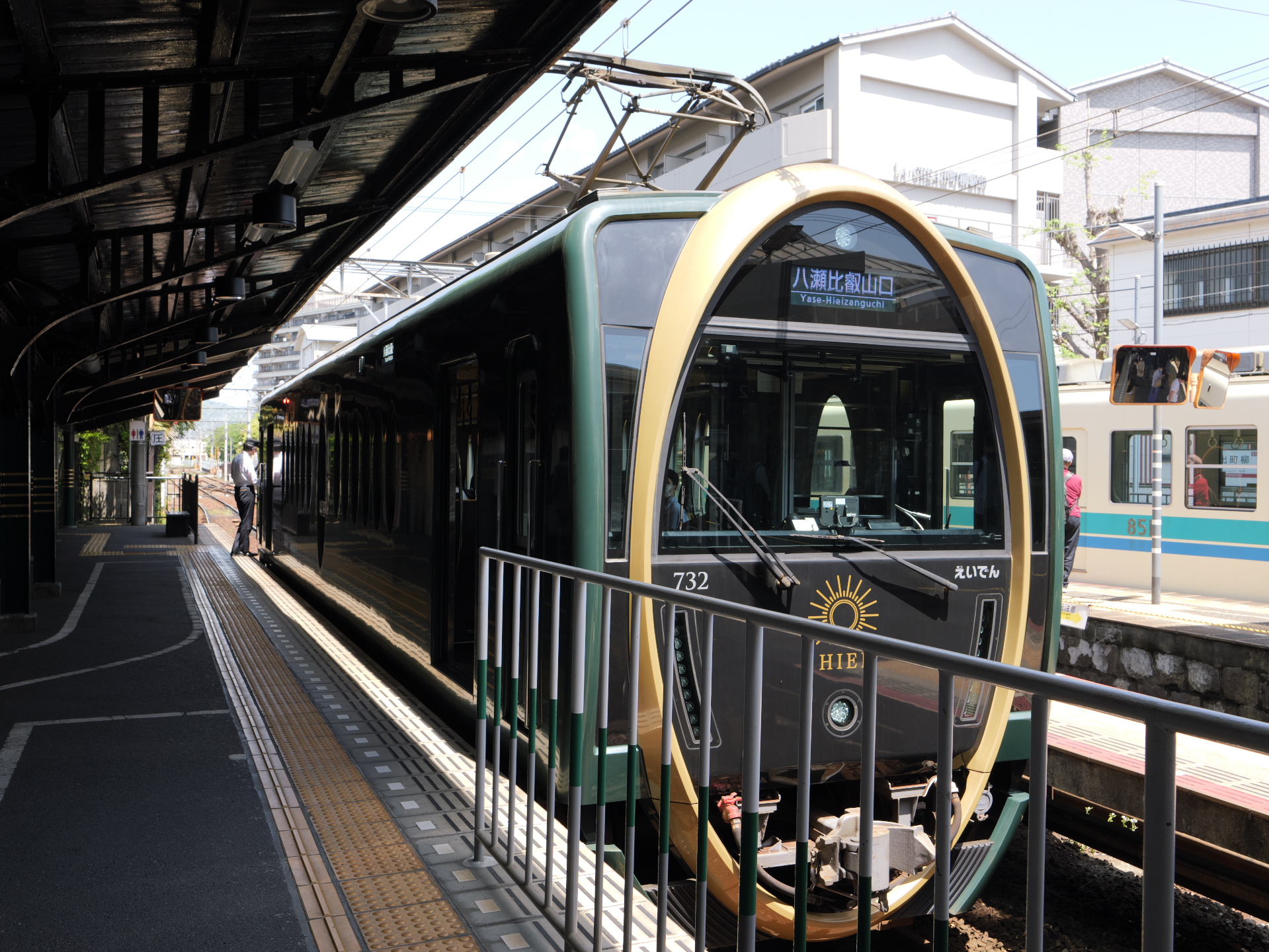 出町柳から八瀬比叡山口に向かう叡山電車の観光列車ひえい