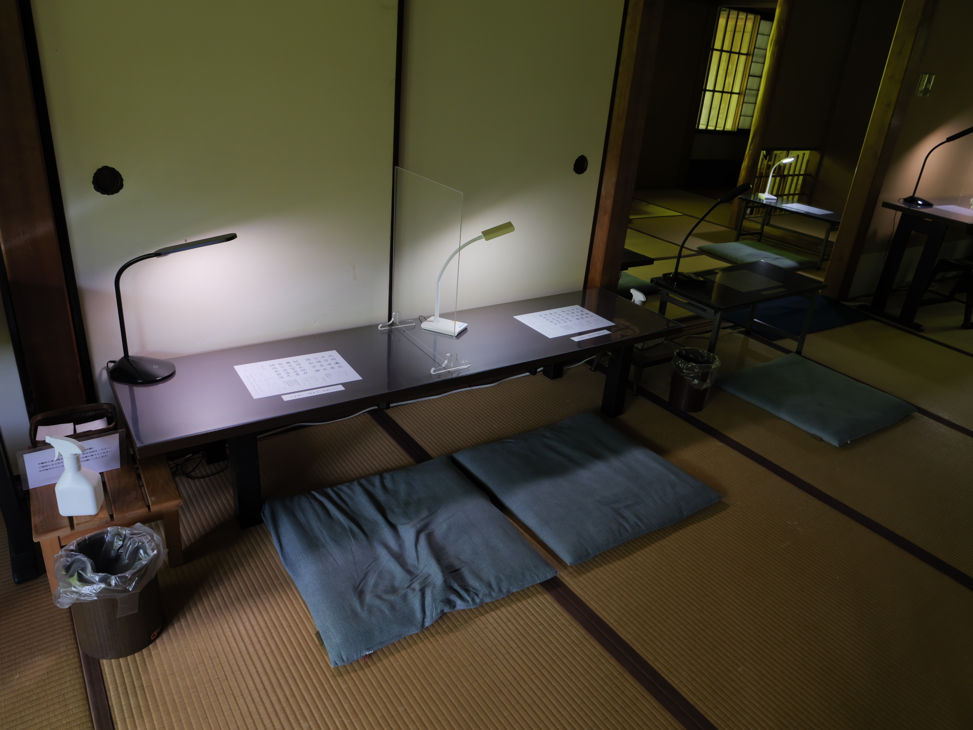 京都の瑠璃光院　写経机