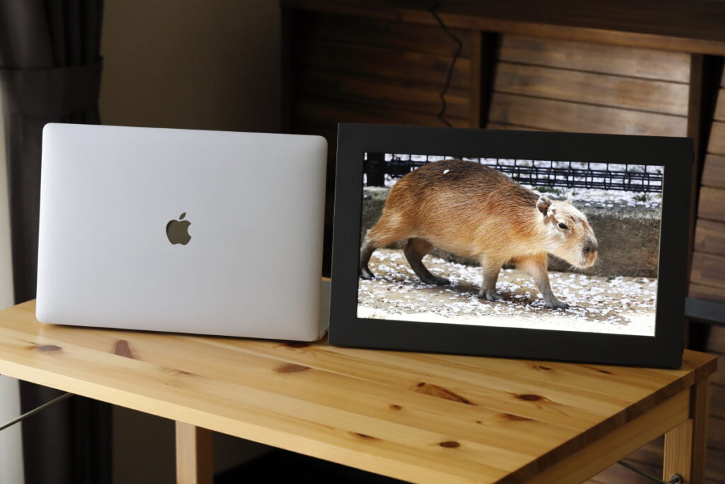 15.6インチ デジタルフォトフレーム Meural MacBook Pro 15 インチとサイズ比較
