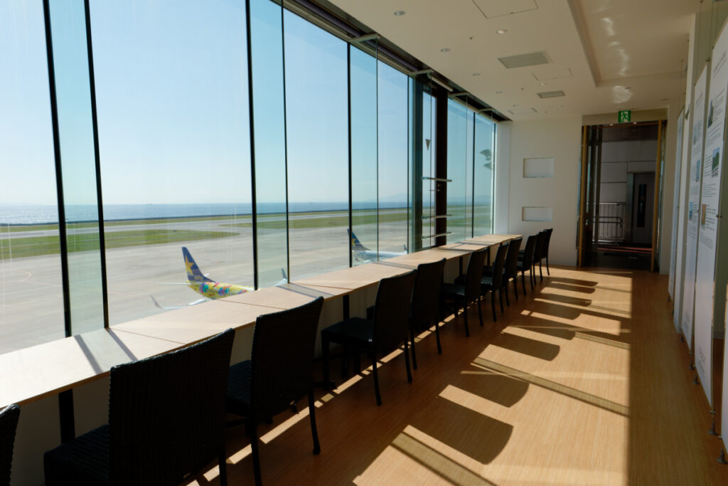 展示室②KOBE ZONE 神戸空港　飛行機の発着を眺められる窓の席