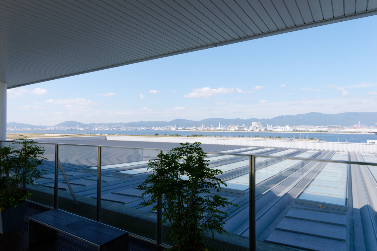 神戸空港屋上展望デッキ　神戸の港町の景色