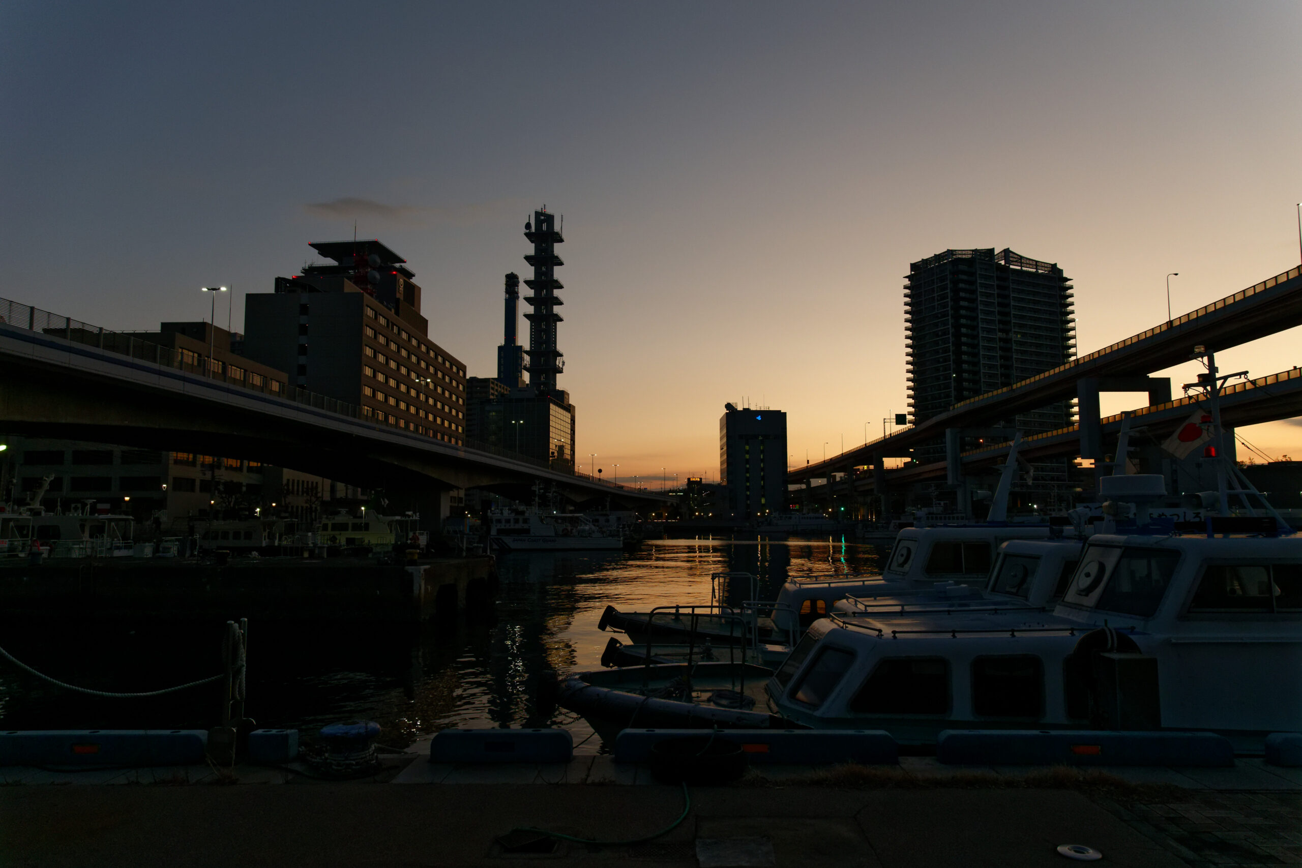 元日の夜明け前の神戸港