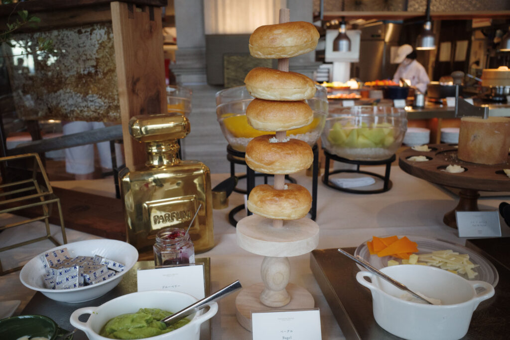 ベーグルと具材やソース　オリエンタルホテル神戸　朝食ビュッフェ