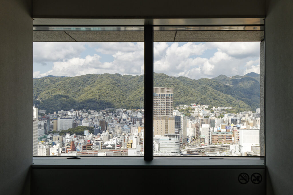 神戸の山側の風景 市役所1号館24階展望ロビー