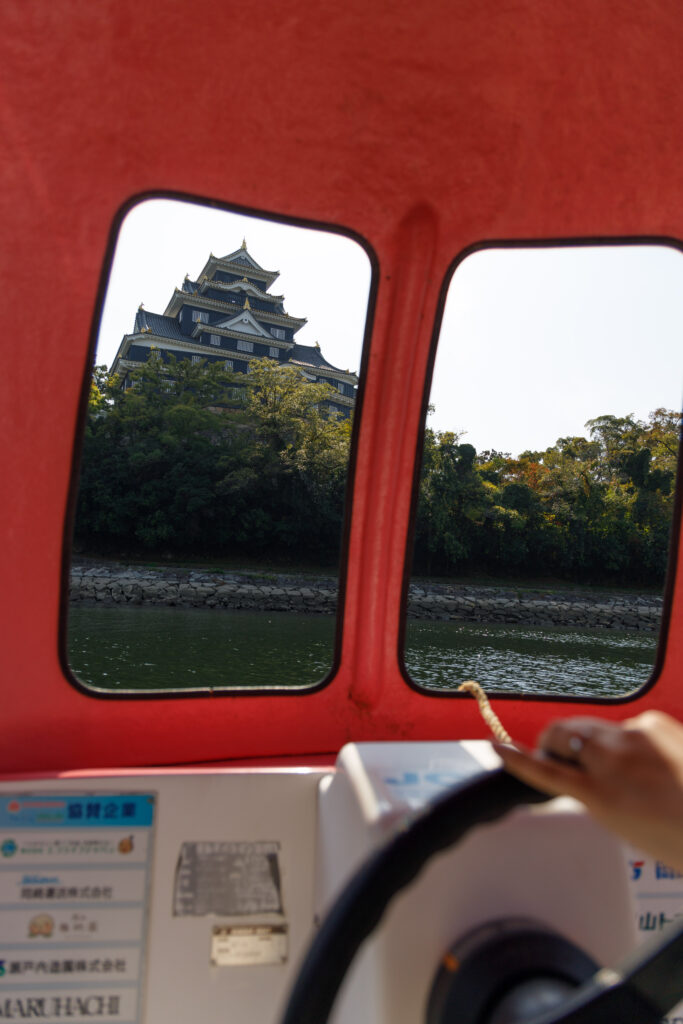 桃ボートの中から見る岡山城