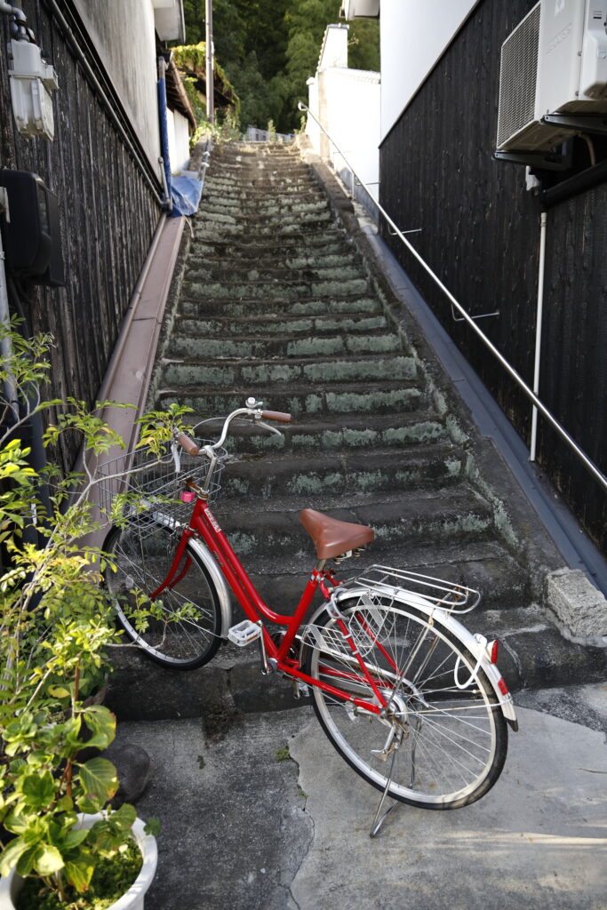 倉敷美観地区　階段と自転車