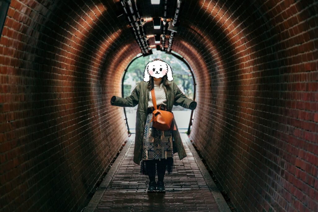 須磨離宮公園内のトンネルにて妻のぽんちゃん