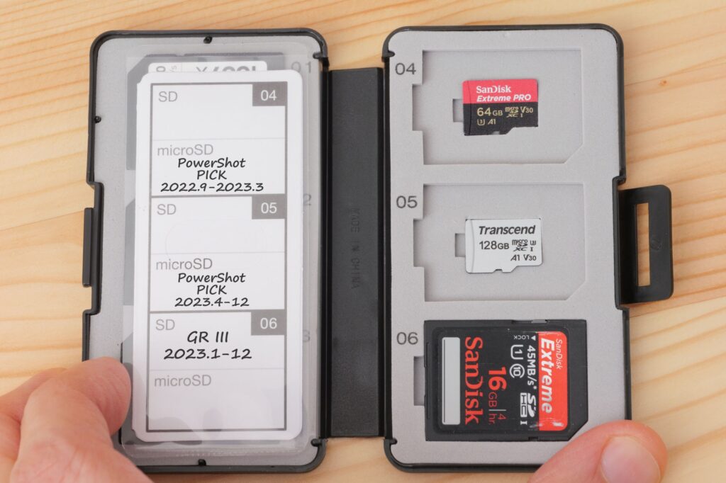 使用イメージ　ラベル管理　エレコム メモリカードケース SD ケース プラスチック SD6枚 + microSD6枚収納 ブラック CMC-SDCPP12BK
