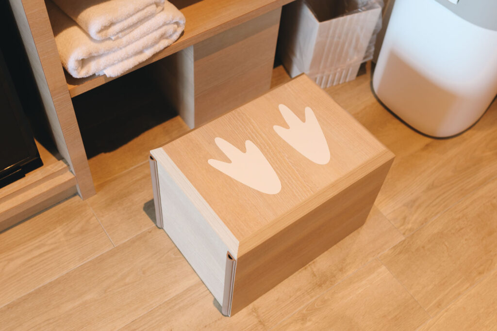 洗面所の子ども用の足場 ペンギンの足マーク