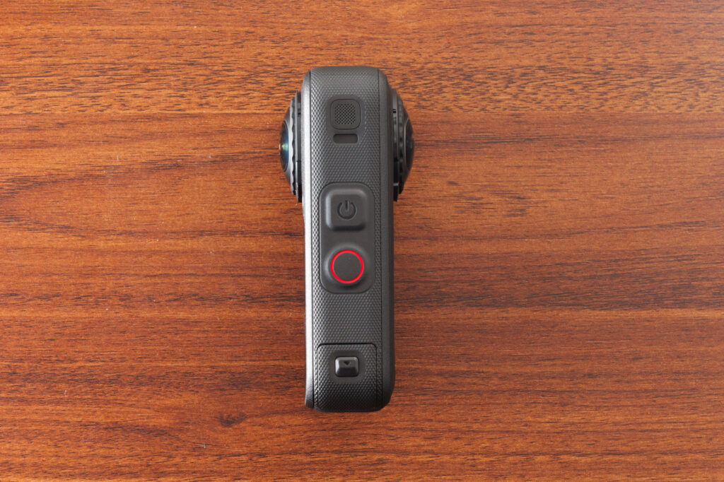 Insta360 X6の側面。電源ボタン、シャッターボタン、USBカバーが並んでいる