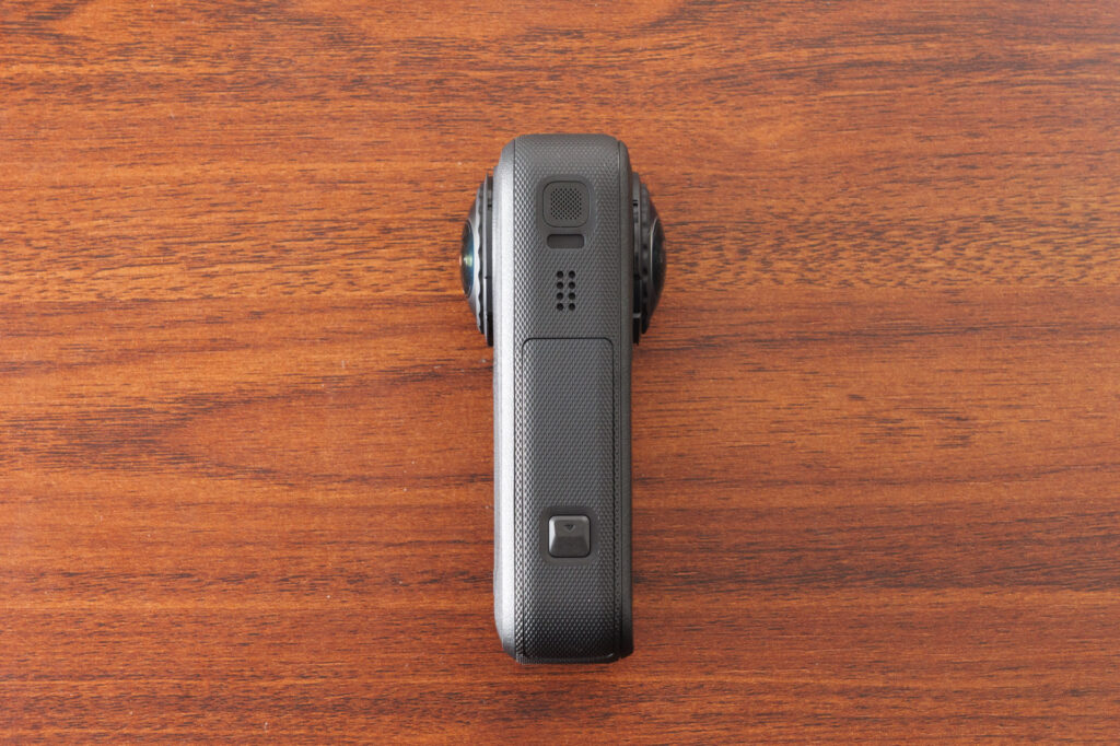 Insta360 X6の反対側の側面。スピーカーとバッテリーカバー