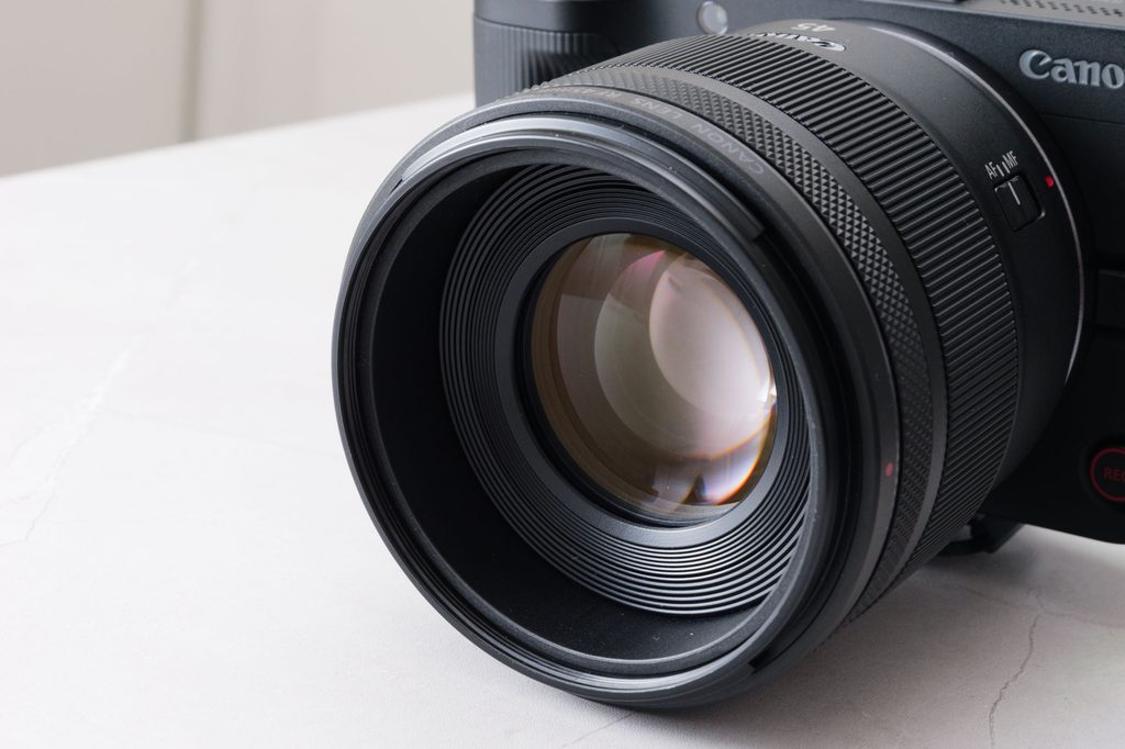 ピント位置によって前玉が奥に引っ込んだRF45mm F1.2 STMの鏡筒内部