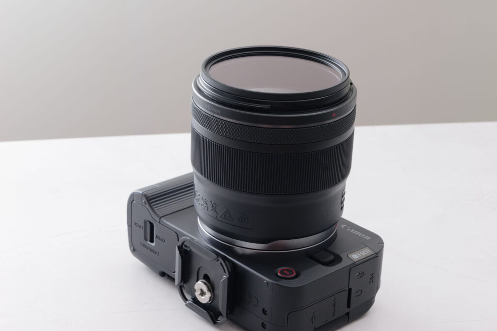 保護フィルターを装着した後のRF45mm F1.2 STM。見た目がほとんど変わらない
