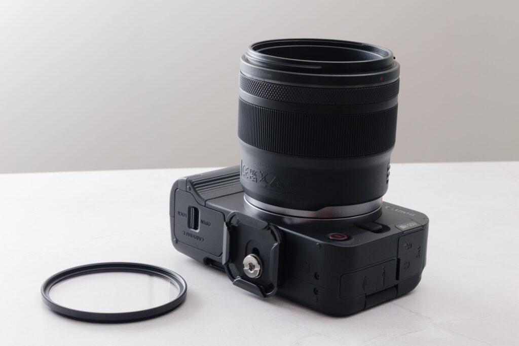 保護フィルターを装着する前のRF45mm F1.2 STM。フィルターは横に置いてある