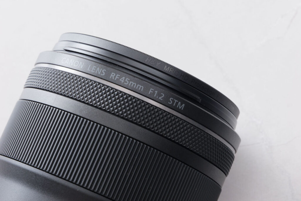 RF45mm F1.2 STMに装着したMRC HD Protection Filterの枠。レンズの印字と並んでも目立たないマットブラック
