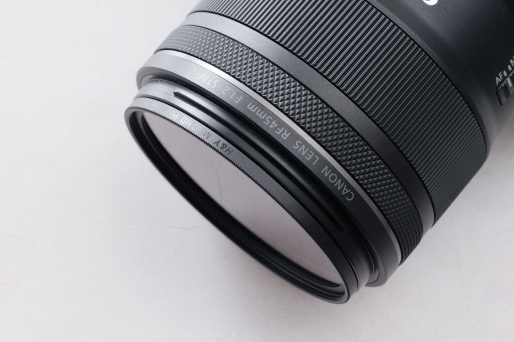 MRC HD Protection Filterを装着したRF45mm F1.2 STMの前面を斜めから見たところ