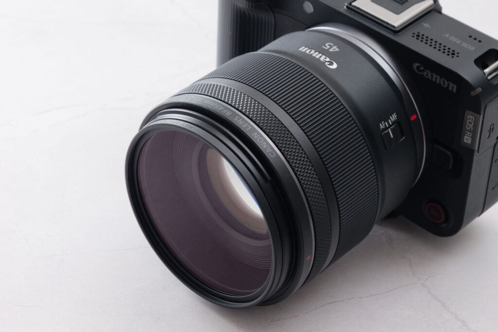 MRC HD Protection Filterを装着したRF45mm F1.2 STMをカメラに取り付けた状態
