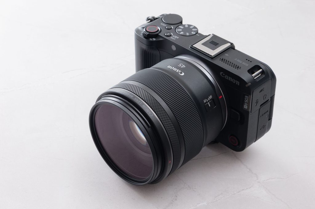 MRC HD Protection Filterを装着したRF45mm F1.2 STMとカメラ本体を斜め上から見たところ