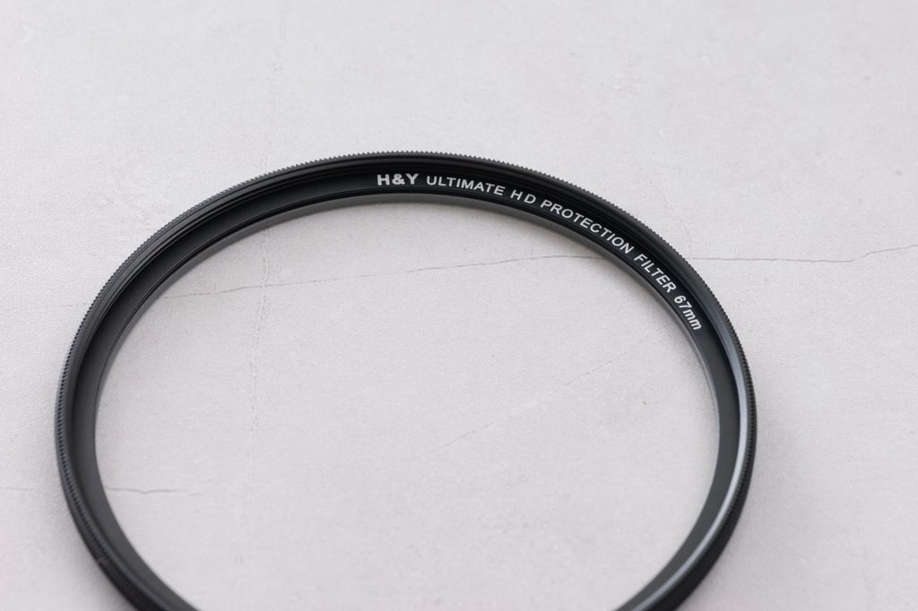 H&Y Ultimate HD Protection Filter 67mm。枠の前面に白字で製品名が入る