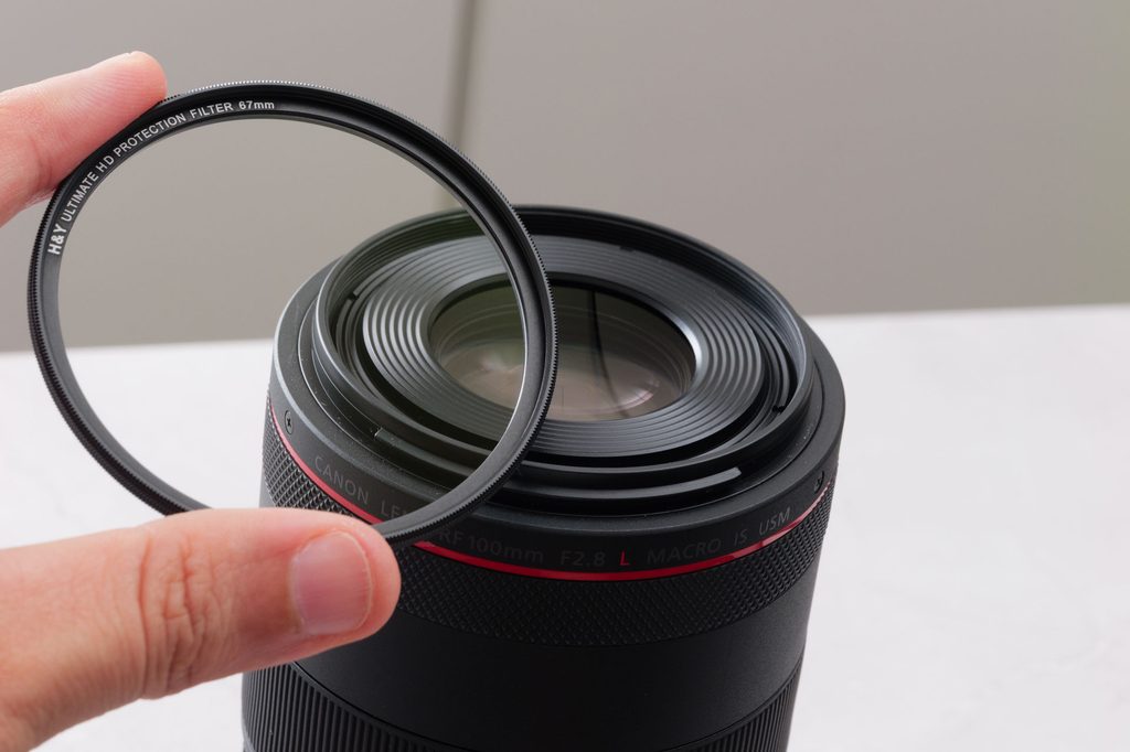 RF100mm F2.8 L MACRO IS USMにUltimate HD Protection Filterを取り付けようとしているところ