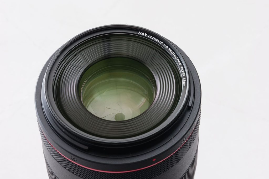 RF100mm F2.8 L MACRO IS USMに装着したUltimate HD Protection Filter。前面に白字で製品名が見える