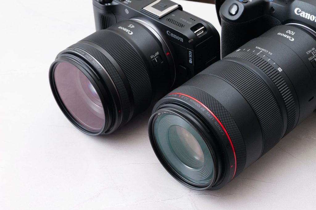 H&Yの保護フィルターを装着したキヤノン RF45mm F1.2 STMとRF100mm F2.8 L MACRO IS USMを2台のカメラに取り付けた状態