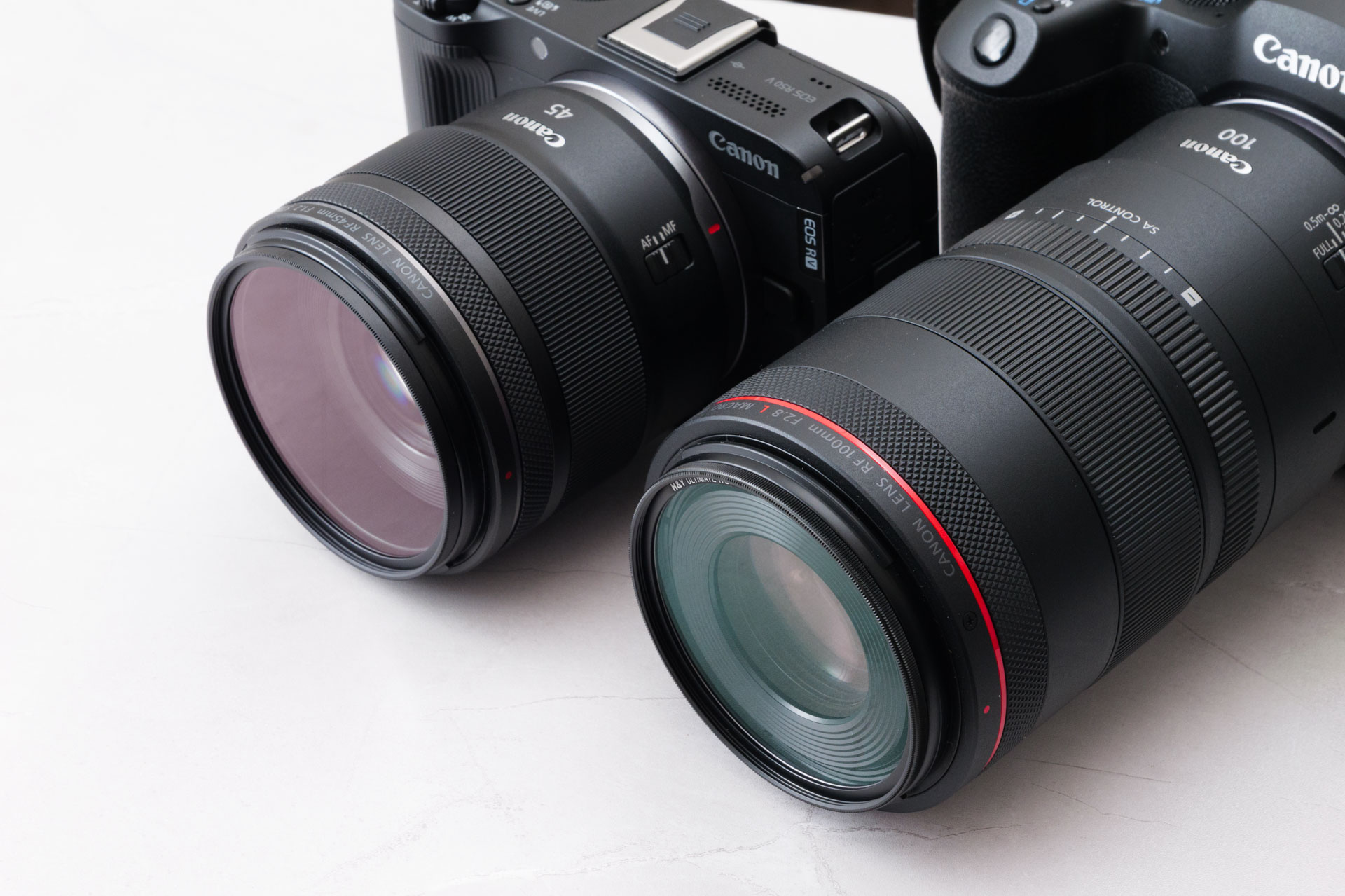 H&Yの保護フィルターを装着したキヤノン RF45mm F1.2 STMとRF100mm F2.8 L MACRO IS USMを2台のカメラに取り付けた状態