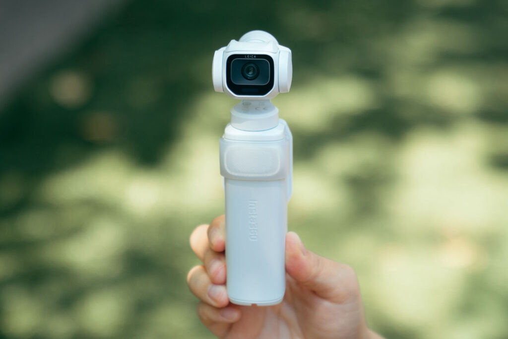 屋外で手に持った Insta360 Luna Pro のホワイト