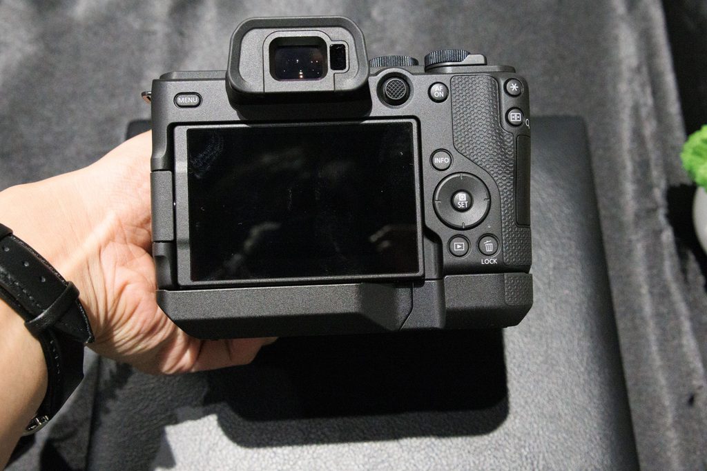 エクステンショングリップEG-E2を付けたEOS R8 Mark II