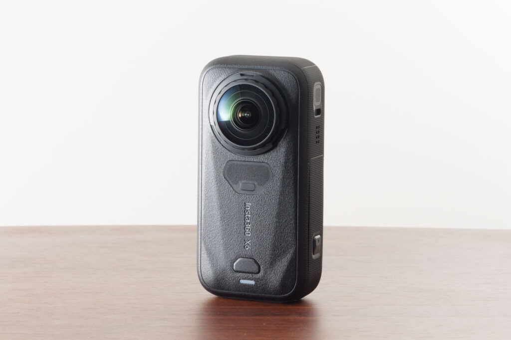 Insta360 X6の背面。Qボタンとインジケーターランプがある面
