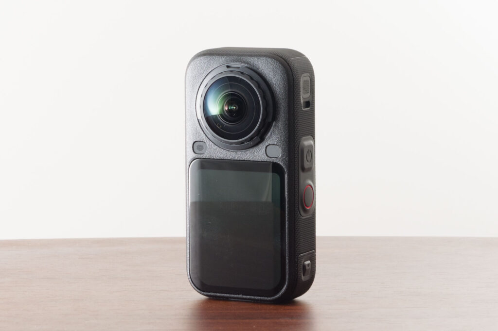 Insta360 X6の前面。タッチスクリーンと前レンズがある面