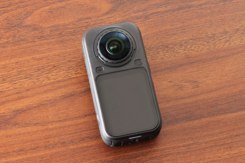 テーブルに置いたInsta360 X6の前面(タッチスクリーン側)