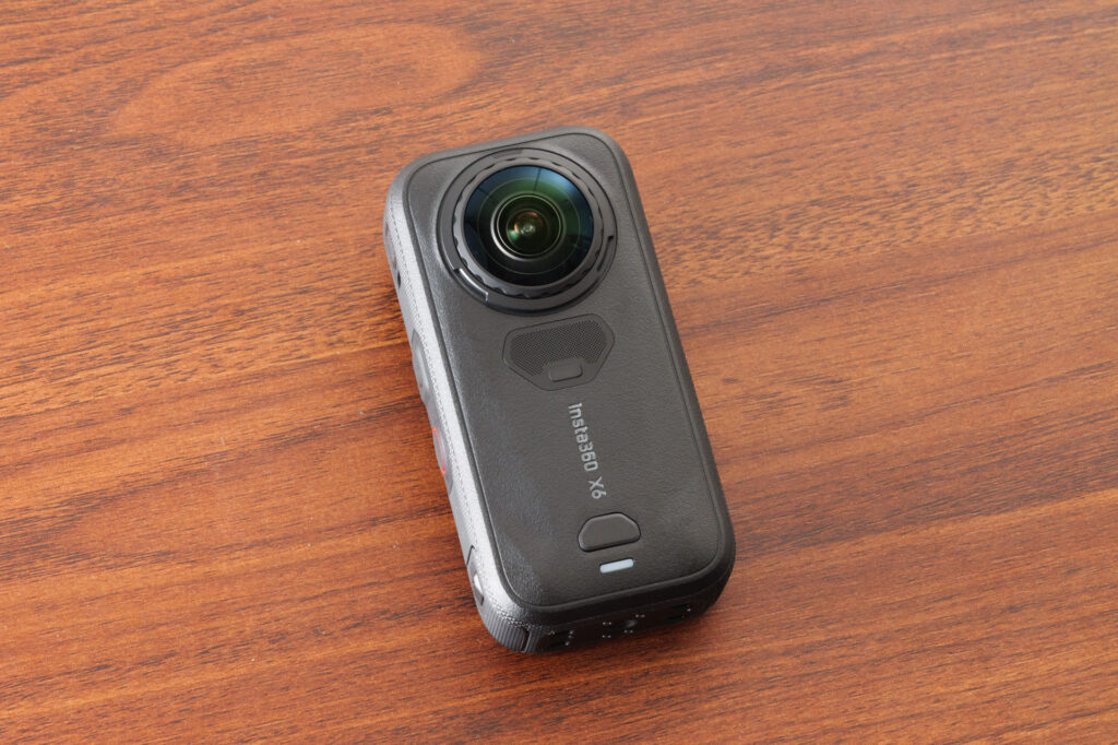 テーブルに置いたInsta360 X6の背面(Qボタン側)