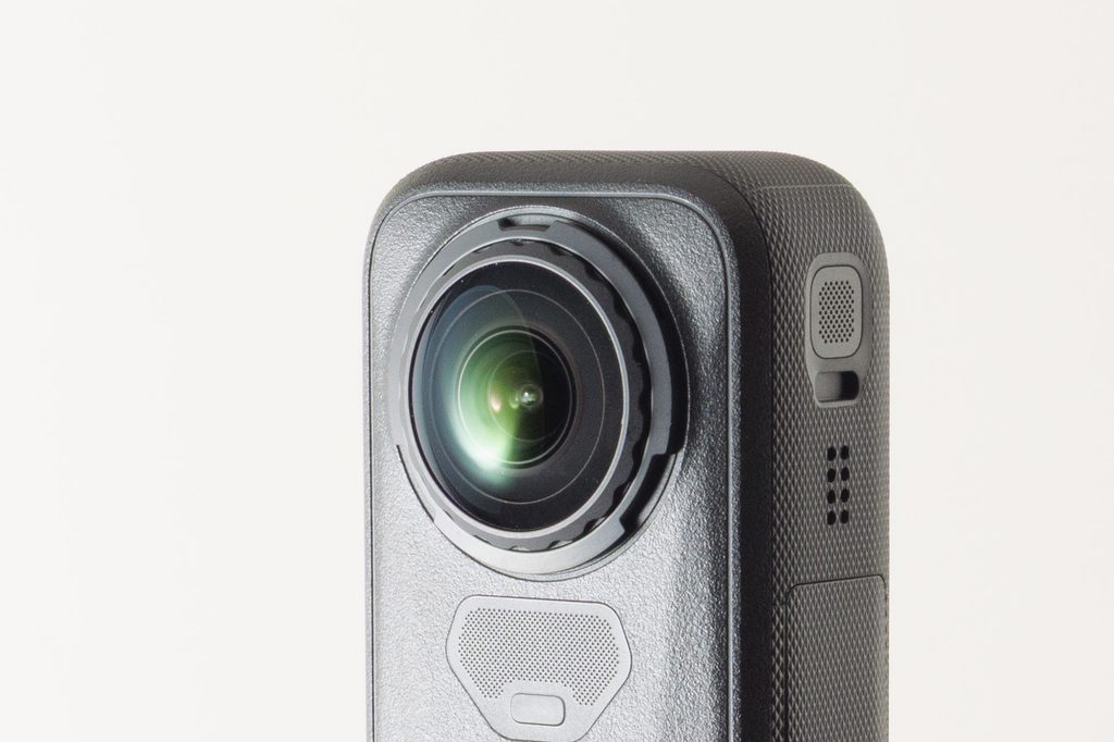 Insta360 X6のレンズを横から見たところ。本体から丸く張り出している