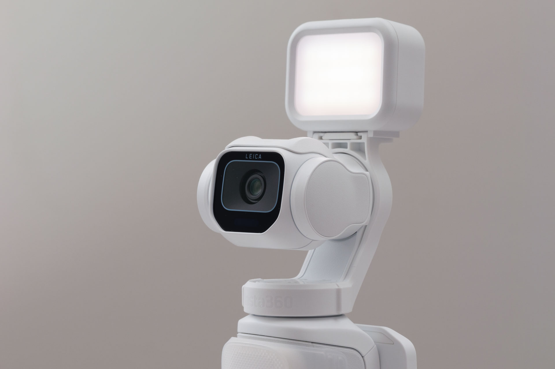 Luna Pro にミニフィルライトを装着して点灯した状態