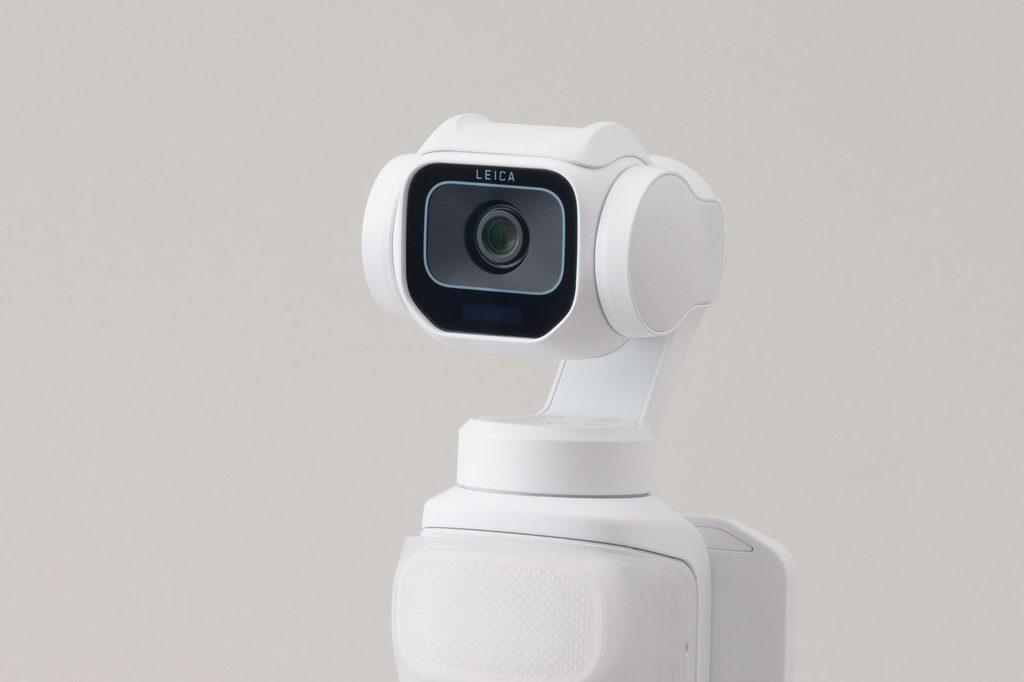 レンズがひとつで耳のようなパーツを持つ Luna Pro のカメラ部