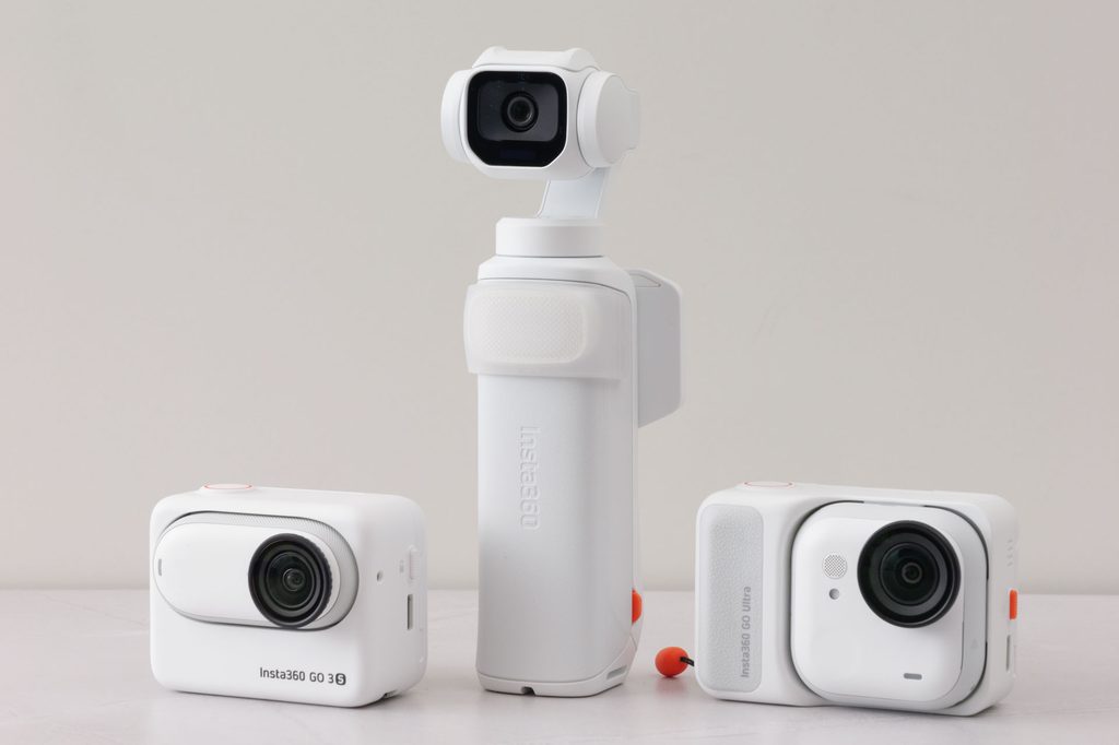 Luna Pro のホワイトを Insta360 GO シリーズのホワイトモデルと並べて色を比べたところ