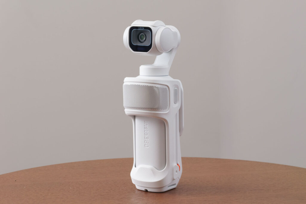 保護ケースから出したInsta360 Luna Proの正面。ジンバルが起き上がった状態