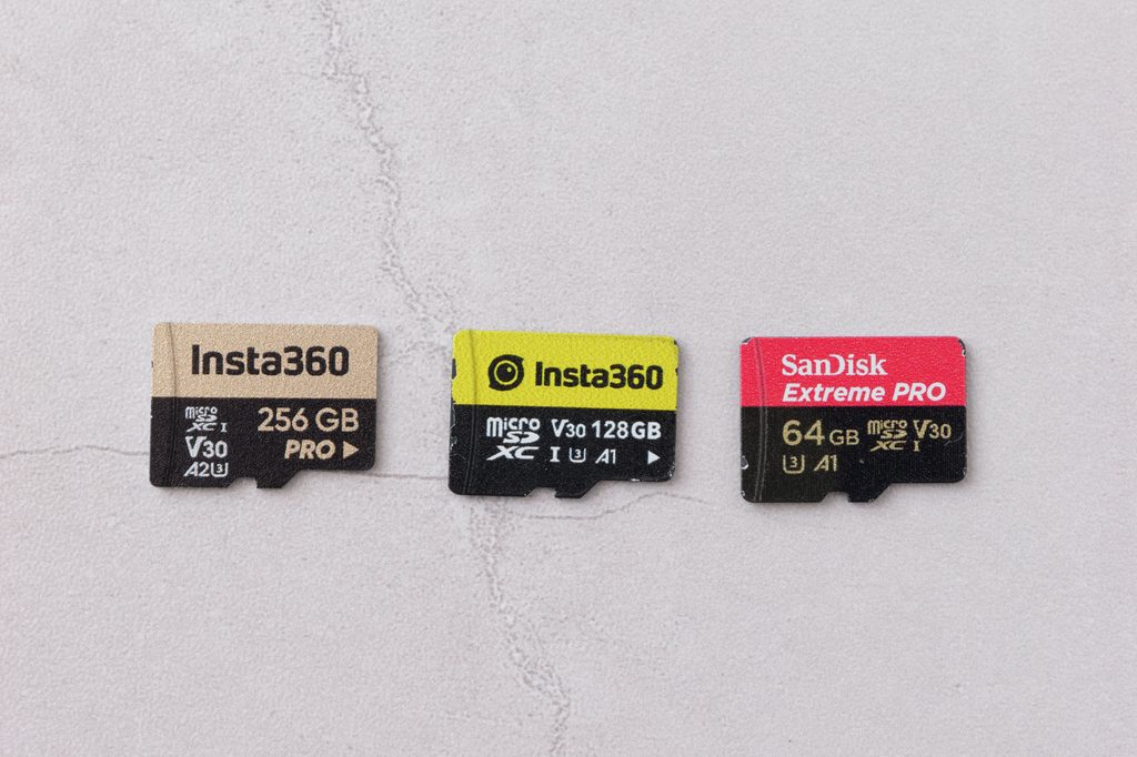 Insta360 256GB、Insta360 128GB、SanDisk Extreme PRO 64GBのmicroSDカード。いずれもV30の表記がある
