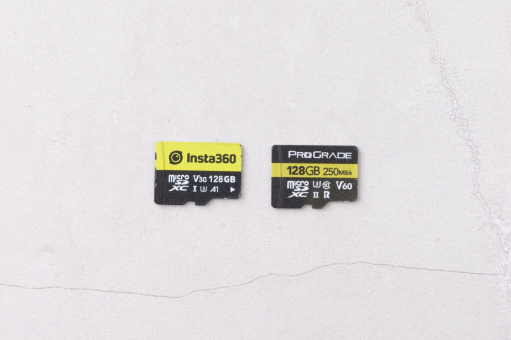 Insta360 128GBのUHS-I V30カードと、ProGrade 128GBのUHS-II V60カードを並べたところ