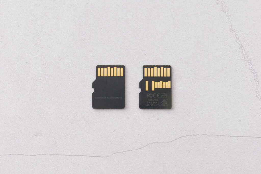 microSDカードの端子面の比較。左のUHS-Iは金色の端子が1列、右のUHS-IIは2列ある
