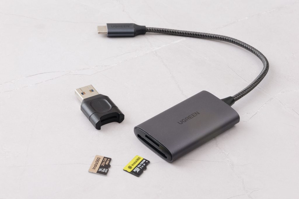 カードリーダー2種類とmicroSDカード2枚。USB-Cでつなぐタイプと、USB-Aの小型タイプ
