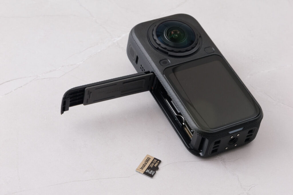 カバーを開けたInsta360 X6とmicroSDカード