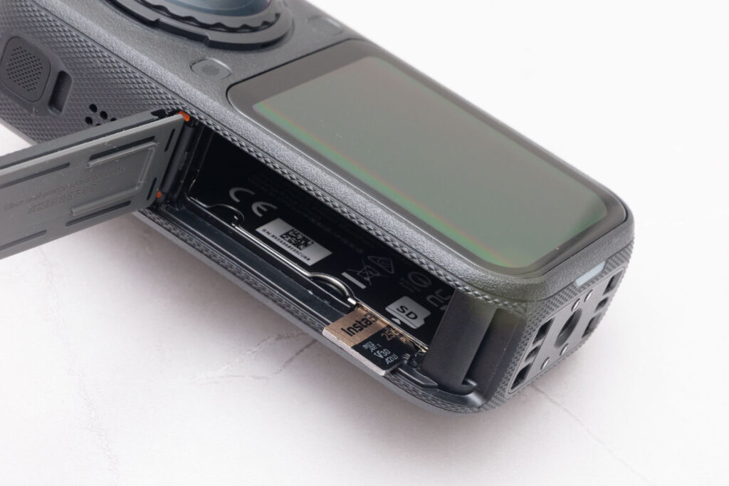 microSDカードをスロットに挿したところ
