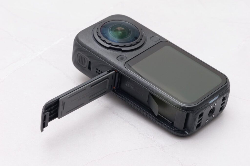 Insta360 X6のバッテリーカバーを開けたところ。バッテリーの横にmicroSDカードの挿入口がある