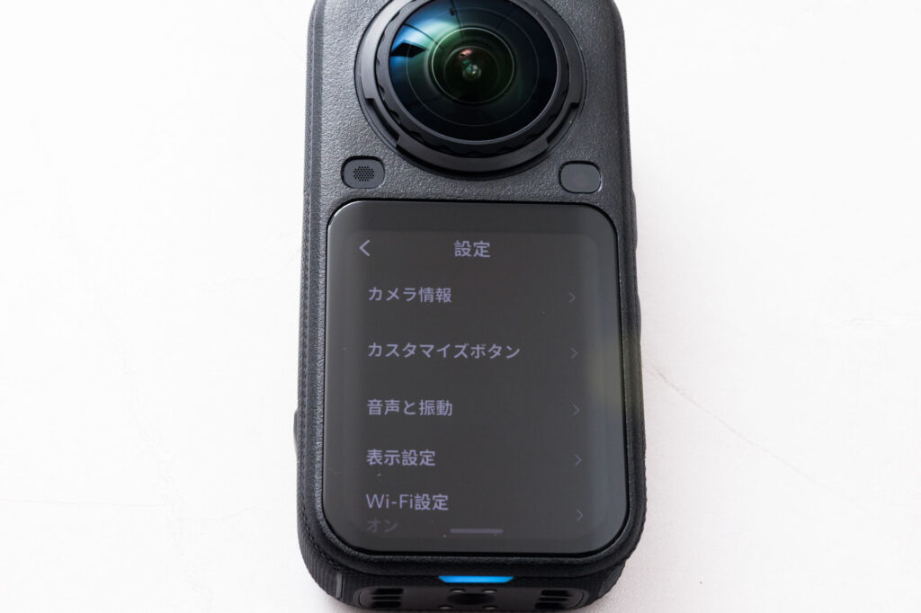 Insta360 X6の設定画面。カメラ情報、カスタマイズボタン、音声と振動、表示設定、Wi-Fi設定が並んでいる